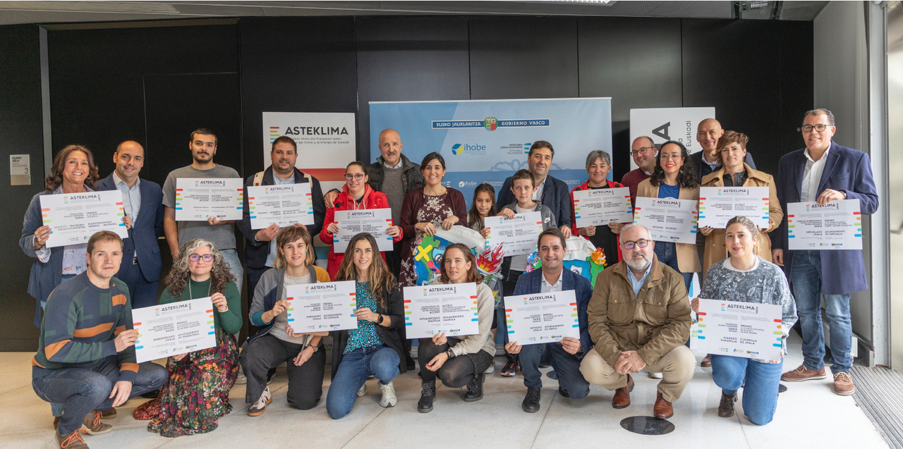 Intxaurrondo ikastola ha resultado ganadora en los premios Asteklima 2024. El jurado, compuesto por expertos en sostenibilidad, clima y transición energética, ha valorado muy positivamente la calidad y el impacto de su propuesta.